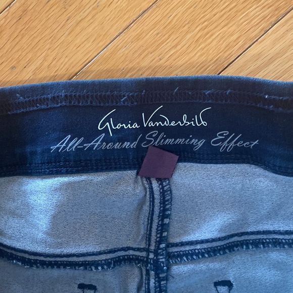 🔴 2 for $25 Gloria Vanderbilt Avery total contour cropped jeans - Picture 6 of 14